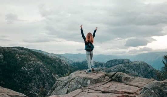 Donna in vetta su una montagna