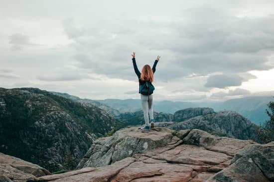 Donna in vetta su una montagna