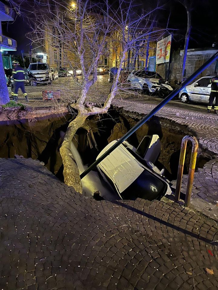 Auto nella voragine a via Morghen